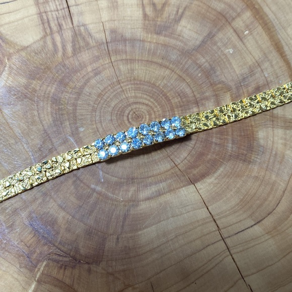 Gorgeous nugget style gold tone bracelet with clear rhinestones. Foldover clasp - Picture 3 of 7